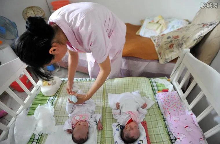 委员反问记者:怎样才愿意生二孩 这个问题值得思考