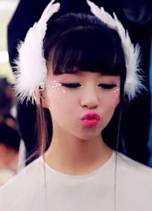 小彩旗比基尼照曝光 与28岁老公上演老少恋