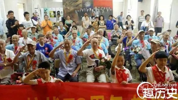 抗战老兵相聚南京 追忆峥嵘岁月向抗洪战士致敬