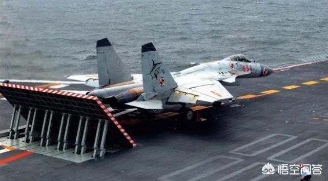 歼15起飞时后面竖起的挡板作用是什么？有何特殊要求？