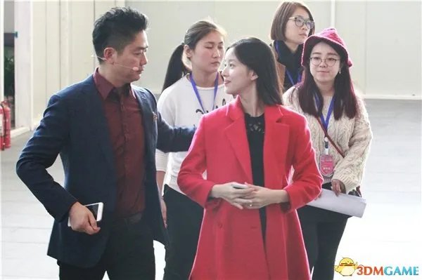 霸道总裁狂秀恩爱 京东CEO刘强东帮奶茶妹穿衣理容