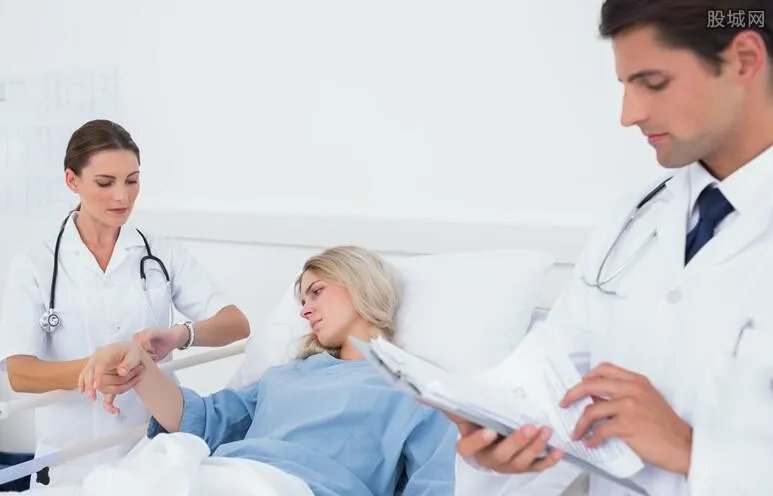 纽约护士接种美国第一支新冠疫苗 该国疫情形势严峻