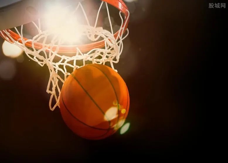 翟晓川热身扣碎篮板 网友调侃：中国制造想说爱