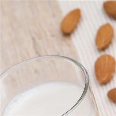 晚上空腹喝牛奶好吗