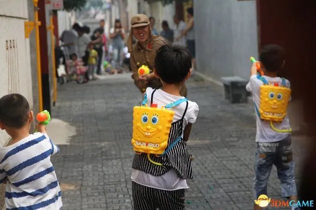 全民打鬼子！山东一景区现儿童扮八路用水枪打鬼子