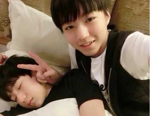 tf家族王源吻照被曝光 揭秘与王俊凯同性之吻的始末