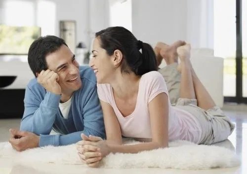 女子穿睡衣蹦迪老公用车灯打光,这样的夫妻关系你羡慕吗?