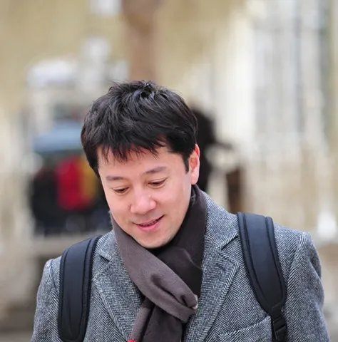 揭秘蔡国庆老婆和儿子 曝光一家三口半夜归家