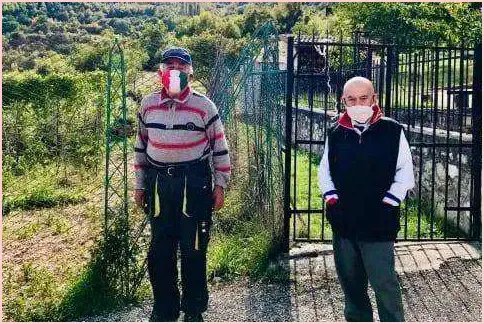 意大利二人小镇坚持戴口罩，你认为他们做的对吗？