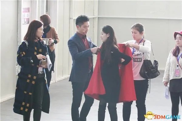 霸道总裁狂秀恩爱 京东CEO刘强东帮奶茶妹穿衣理容