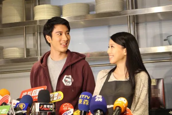 李靓蕾家境富有为何会选择“花花公子”王力宏?