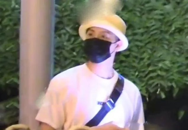 张铭恩现身胡冰卿小区：发现有人偷拍就离开了