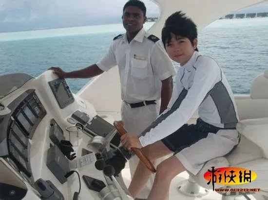 深圳16岁顶级富二代：女友无数 玩三国杀爱COS