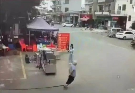 牵狗女孩表示因害怕逃跑