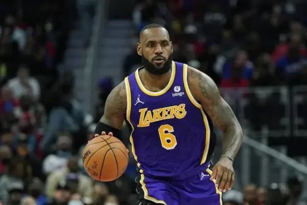 詹姆斯加时赛总得分超越科比,你如何评价詹姆斯的表现?