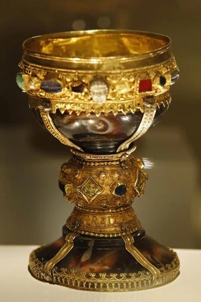 耶稣使用圣杯找到了 曾在"最后的晚餐"上盛葡萄酒