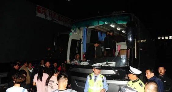 高速上司机违规驾驶大客车遇查后丢下一车乘客跑了是真的吗？