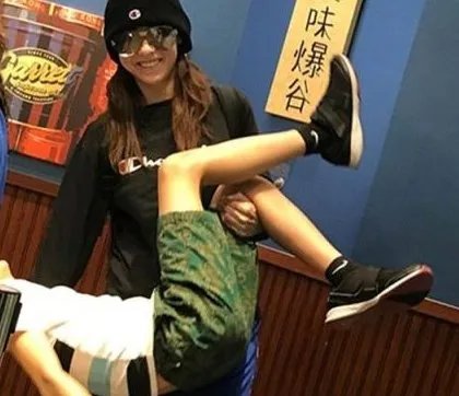 张柏芝带俩儿子逛街你怎么看？