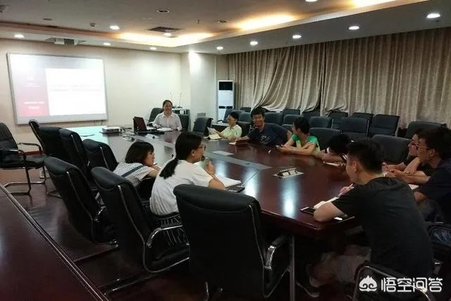 研究生学长在实验室打游戏,而且是从早打到晚那种,对自己影响非常大,该怎么办?