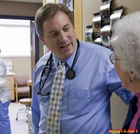 上大学就选它们!外媒评选2015年十大最热门工作榜