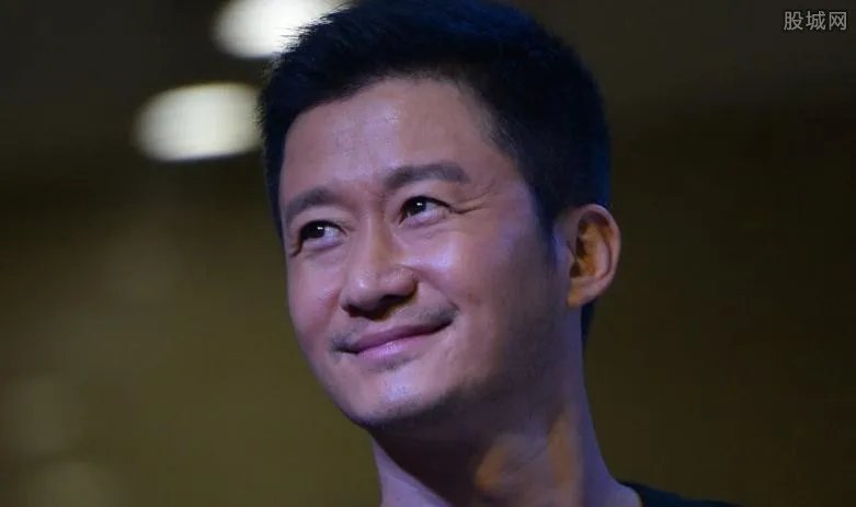 吴京疑出轨引震惊 与美女当街亲热有图有真相