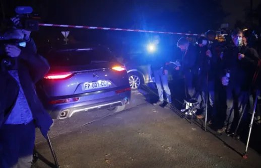 法国巴黎一老师被谁斩首？