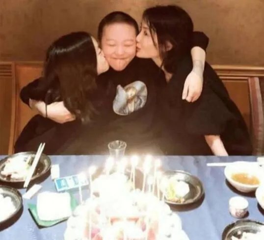 窦靖童晒与王菲同框照 两人罕见同框笑容明朗十分温馨