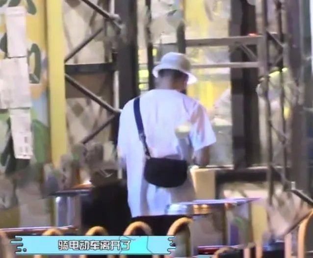 张铭恩现身胡冰卿小区：发现有人偷拍就离开了