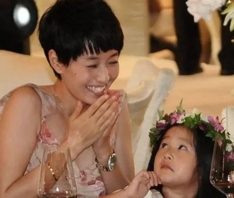 马伊琍二胎是男是女呢？ 文章马伊琍二胎孩子首曝光