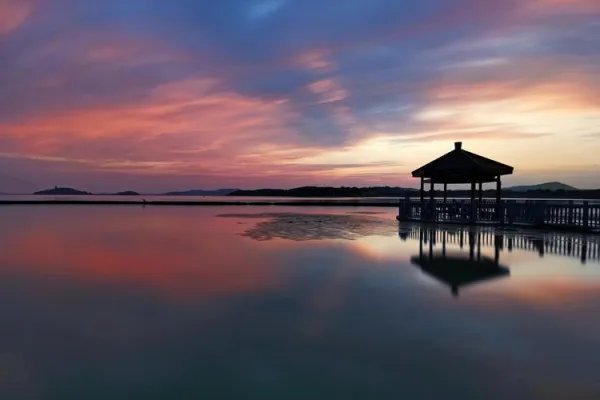 轿车坠湖 两工人用挖掘机接力救人