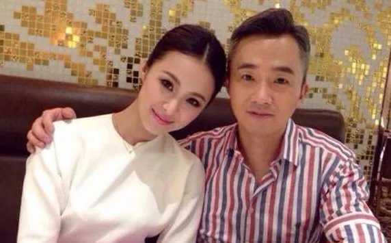 央视前主持人王萌萌,如今过得如何?