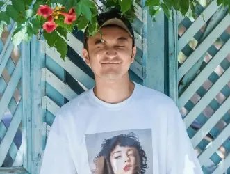 央视主持人尼格买提被传婚姻走到头,被妻子取关微博,双方无互动,咋回事?