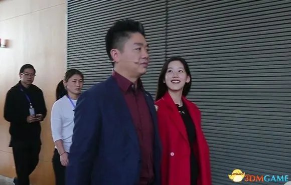 霸道总裁狂秀恩爱 京东CEO刘强东帮奶茶妹穿衣理容