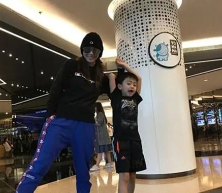 张柏芝带俩儿子逛街你怎么看？