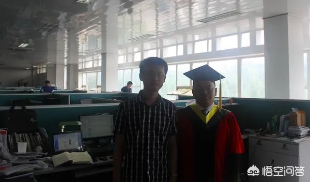 研究生学长在实验室打游戏,而且是从早打到晚那种,对自己影响非常大,该怎么办?