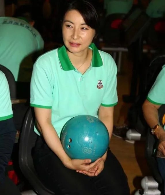 郭晶晶三胎后现身:身材恢复的好心情也极好