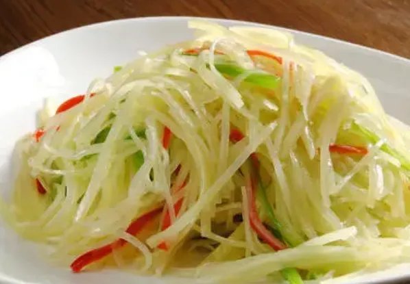 醋溜土豆丝是哪里的菜?在何时需要滴入适量白醋?