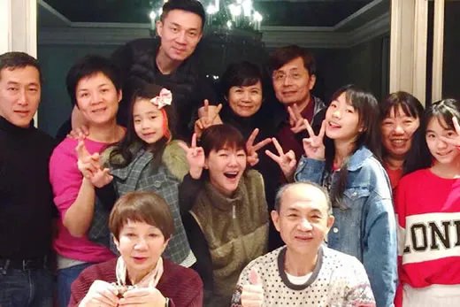 小S全家福曝光：小S素颜出镜幸福满满