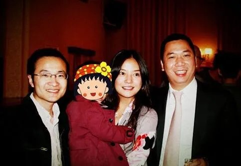 赵薇全家福照片曝光 被网友誉“中国第一幸福好家庭”