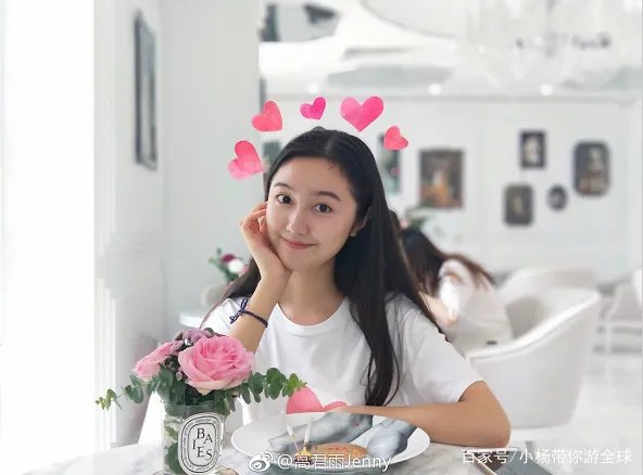 步步高女孩高考成绩出来了,考上了中传播音,真学霸。现如今她过得怎么样?