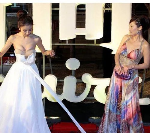 孙菲菲踩裙背后的故事 爆乳险暴露