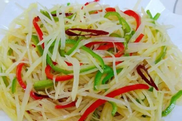 醋溜土豆丝是哪里的菜?在何时需要滴入适量白醋?