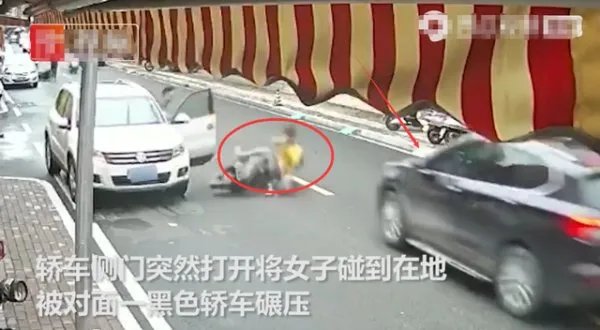 广东潮州一女子骑电动车被车门撞倒又遭碾压，到底责任在谁？