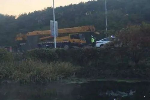 两女子凌晨开车冲入河中溺亡，这是一起意外事件吗？