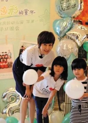 陆毅二胎女儿曝光 一家四口基因强大