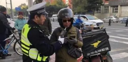 外卖小哥载交警一路猛追酒驾男,民警对此有何表示?