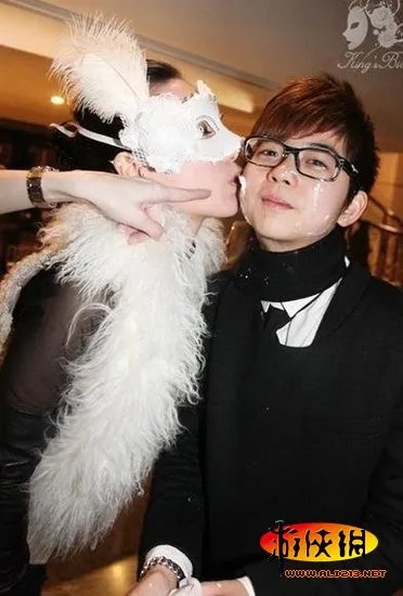 深圳16岁顶级富二代：女友无数 玩三国杀爱COS