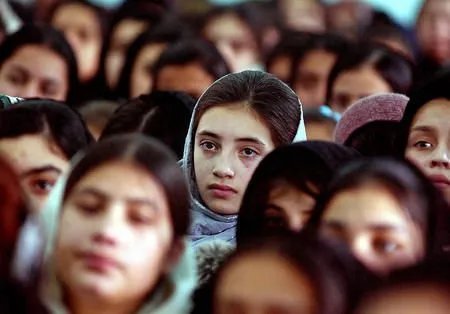 阿富汗禁止女学生在有男性场所唱歌，为何会这么规定？