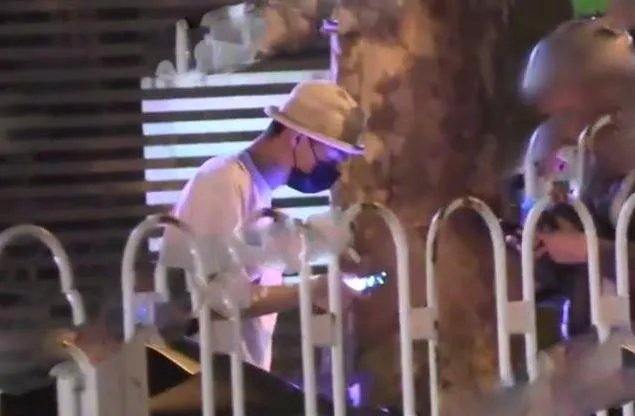 张铭恩现身胡冰卿小区：发现有人偷拍就离开了