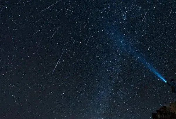 火星伴月流星雨的现象是如何形成的?